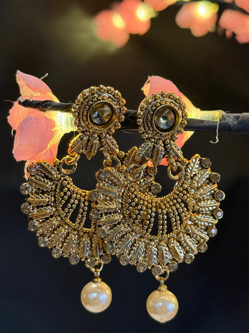 Aarohi Pearl Chandbalis