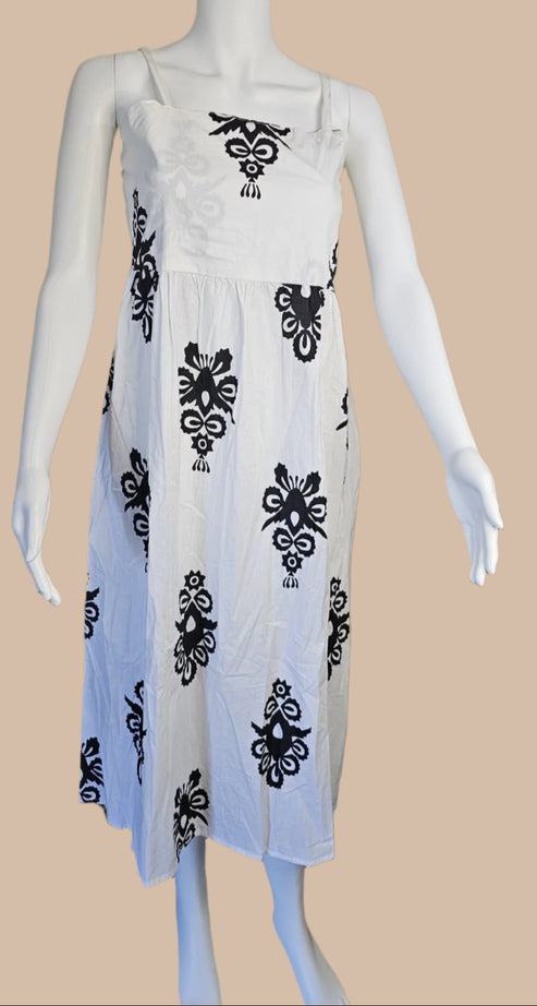 Robe sans manches noire et blanche