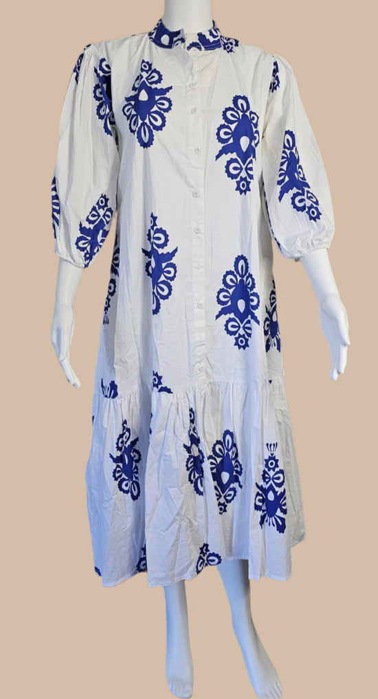 Robe longue blanche et bleue