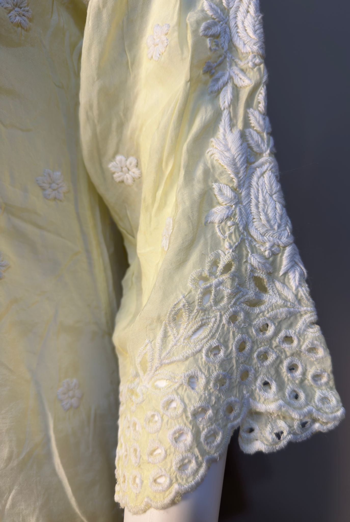 Tunique longue jaune clair en chikankari ajouré