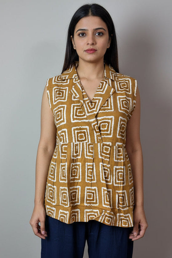 Sleeveless Short Top with Collar Neck