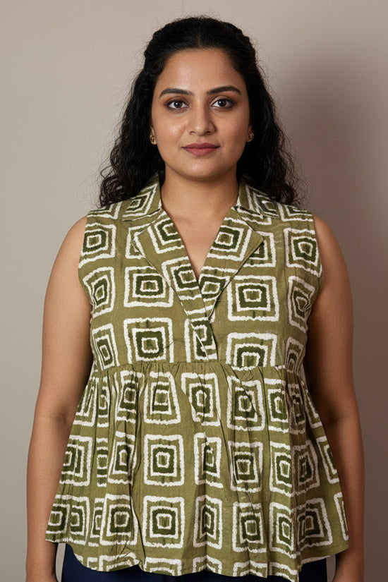 Sleeveless Short Top with Collar Neck