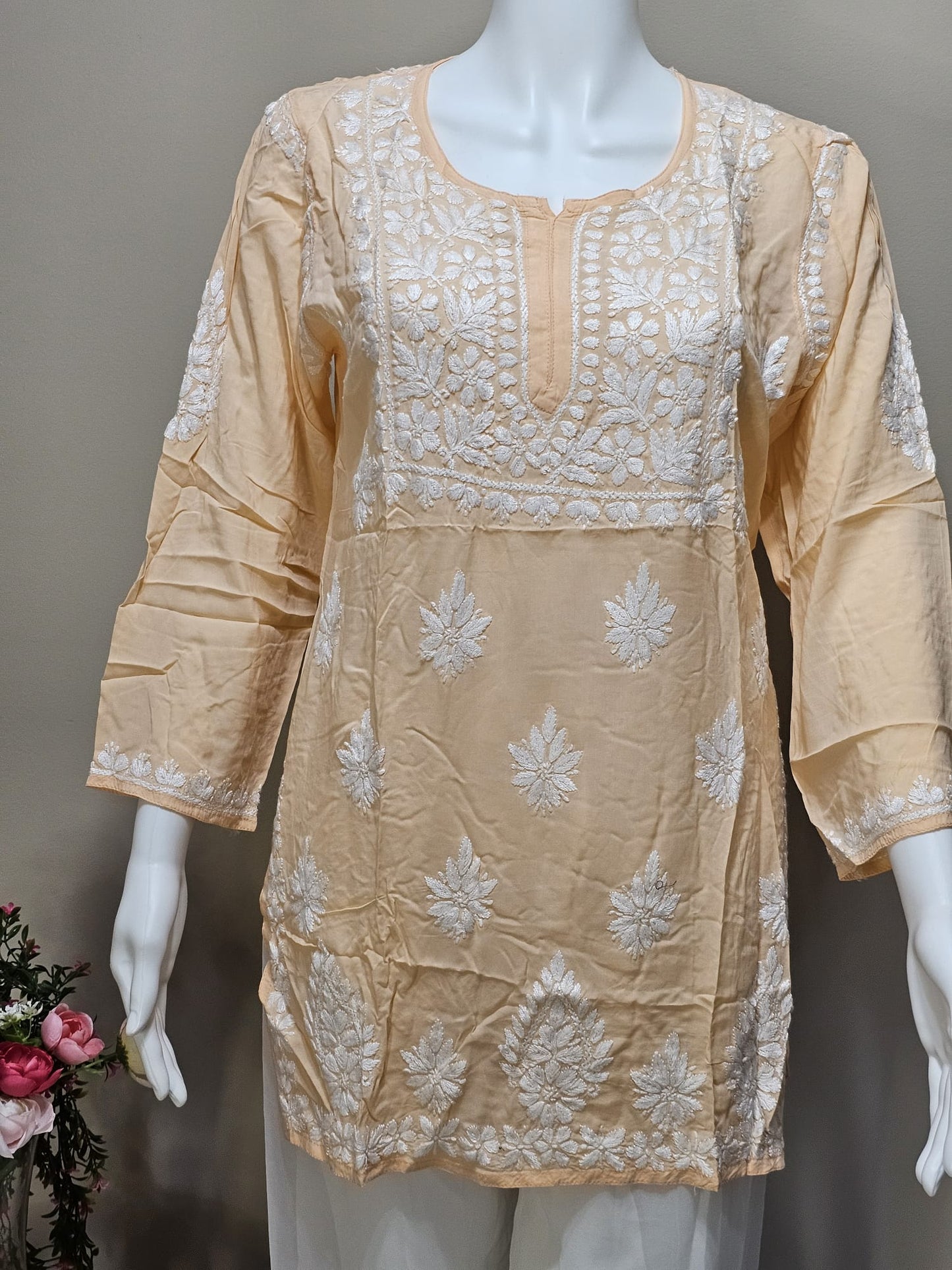 Hauts courts unis Chikankari en coton Mul