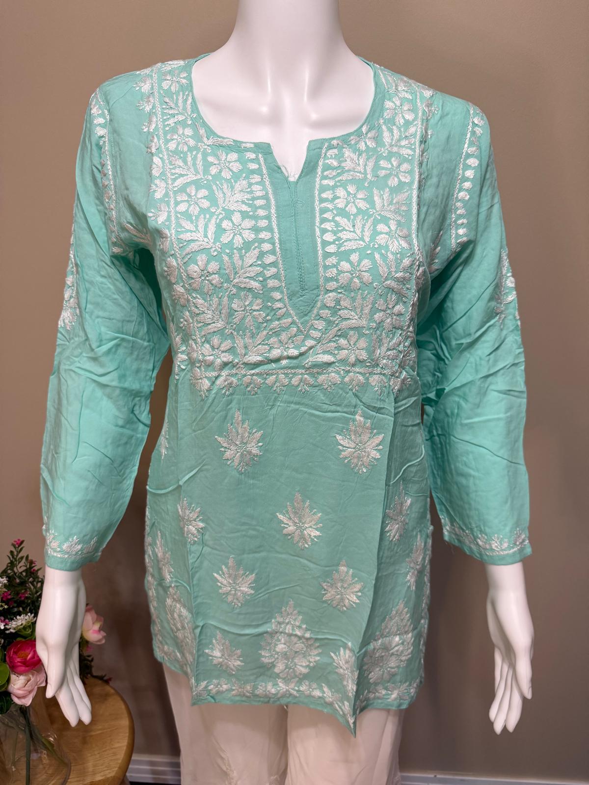 Hauts courts unis Chikankari en coton Mul