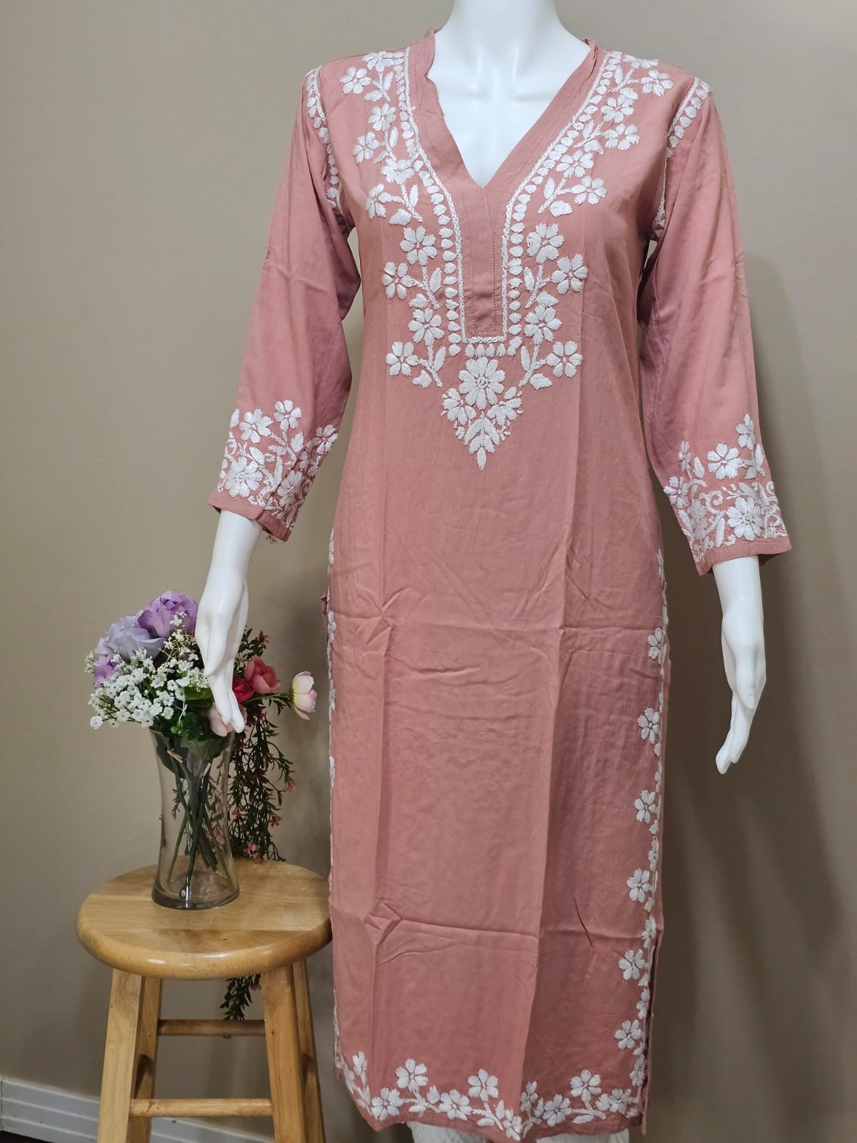 Tunique Chikankari longue en rayonne à col en V