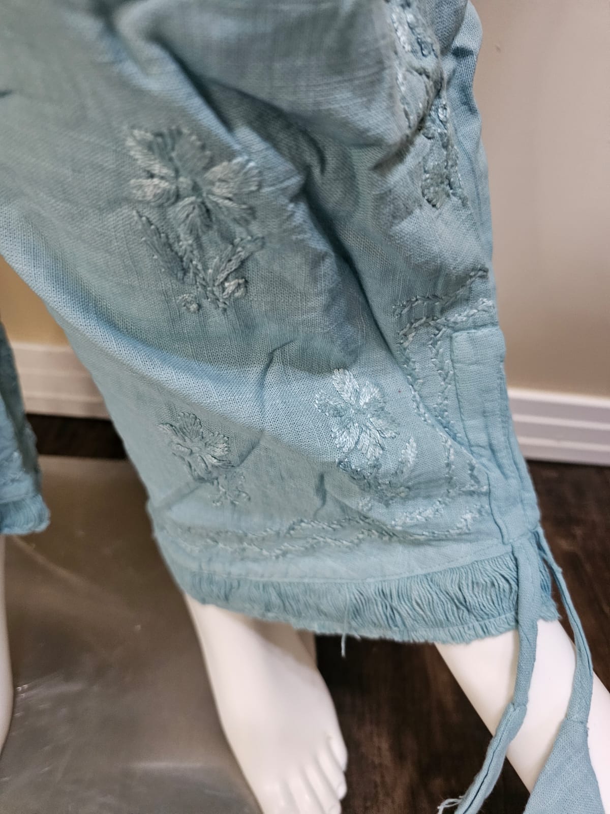 Ensemble Chikankari en rayonne avec pantalon fantaisie