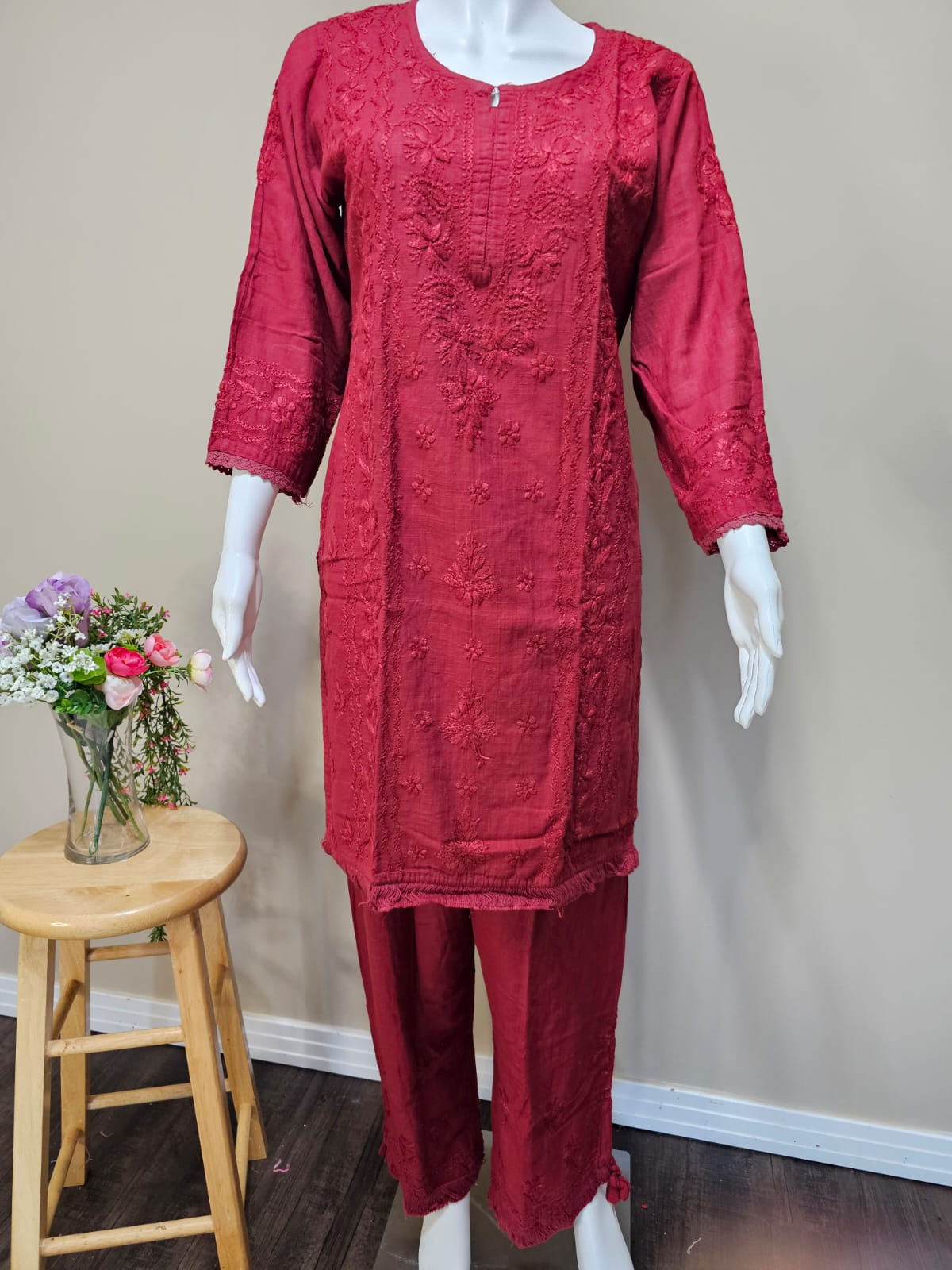 Ensemble Chikankari en rayonne avec pantalon fantaisie