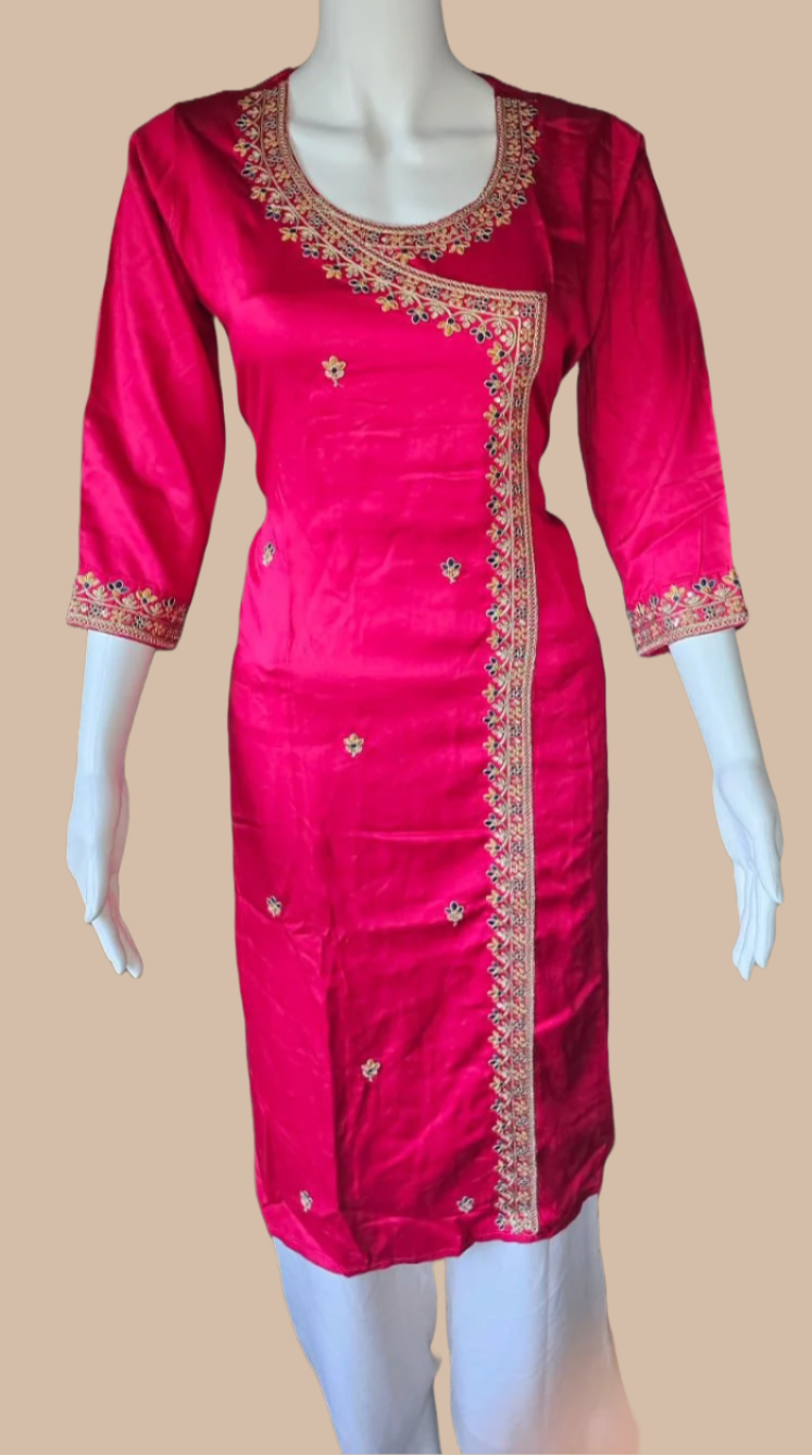 Tunique longue rose en soie avec broderie légère