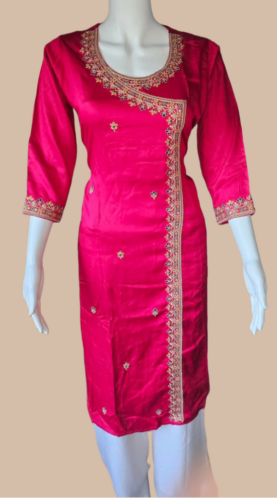 Tunique longue rose en soie avec broderie légère
